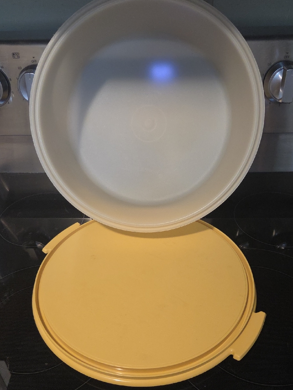 Vintage Tupperware Pale Yellow Round Cake Carrier with Handles - Picture 3 of 4